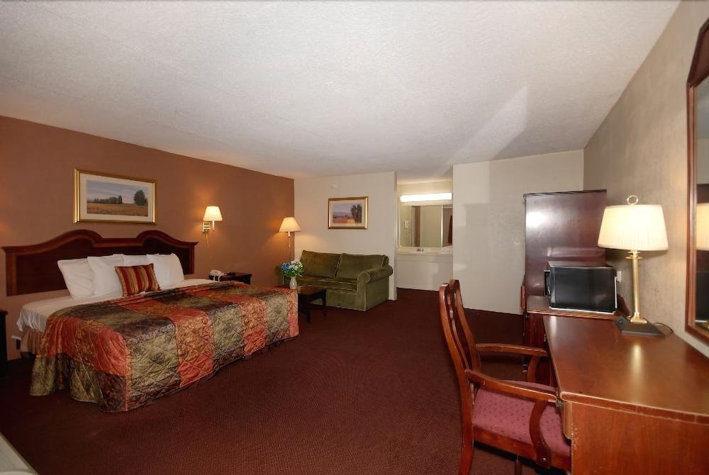 Country Hearth & Marietta Motel 2*