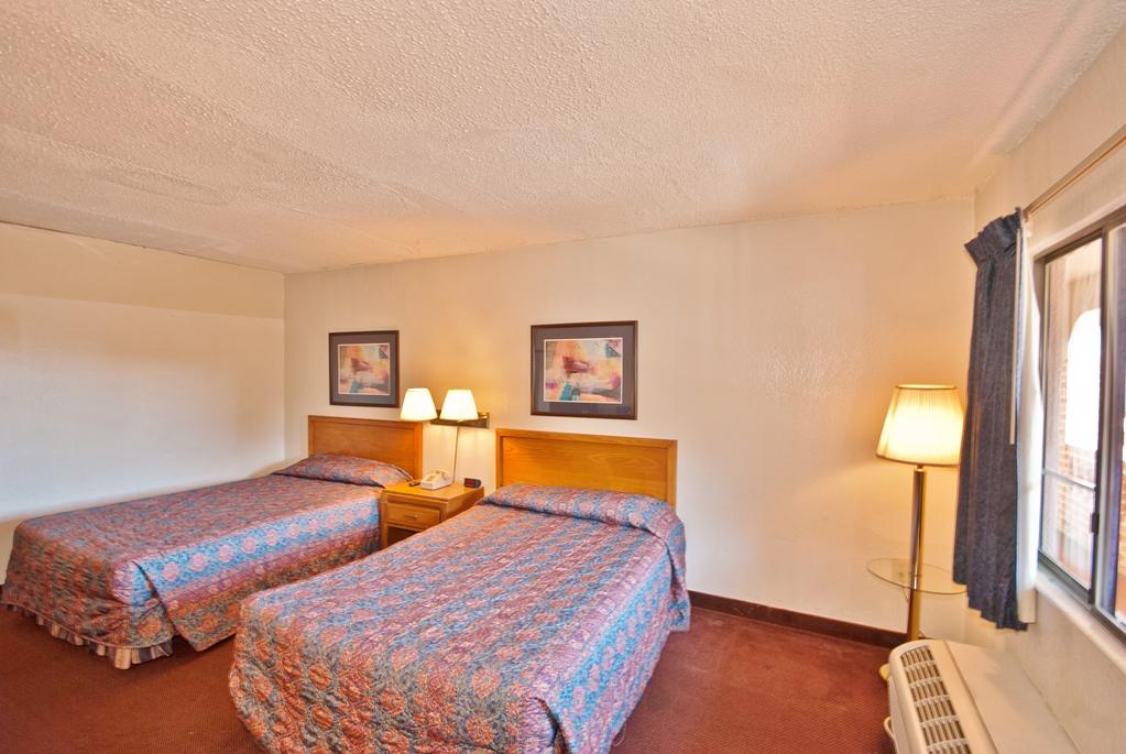 Country Hearth & Marietta Motel 2*