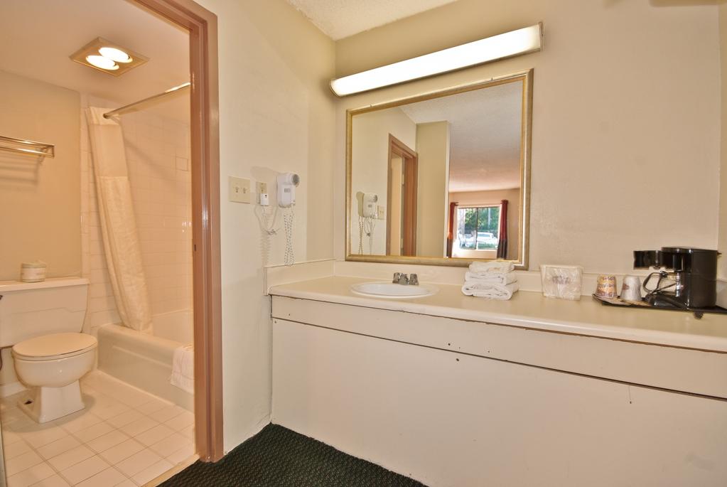 Country Hearth & Marietta Motel