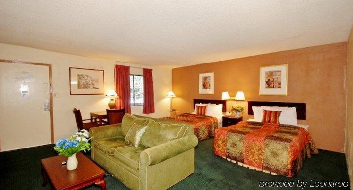 Country Hearth & Marietta 2*