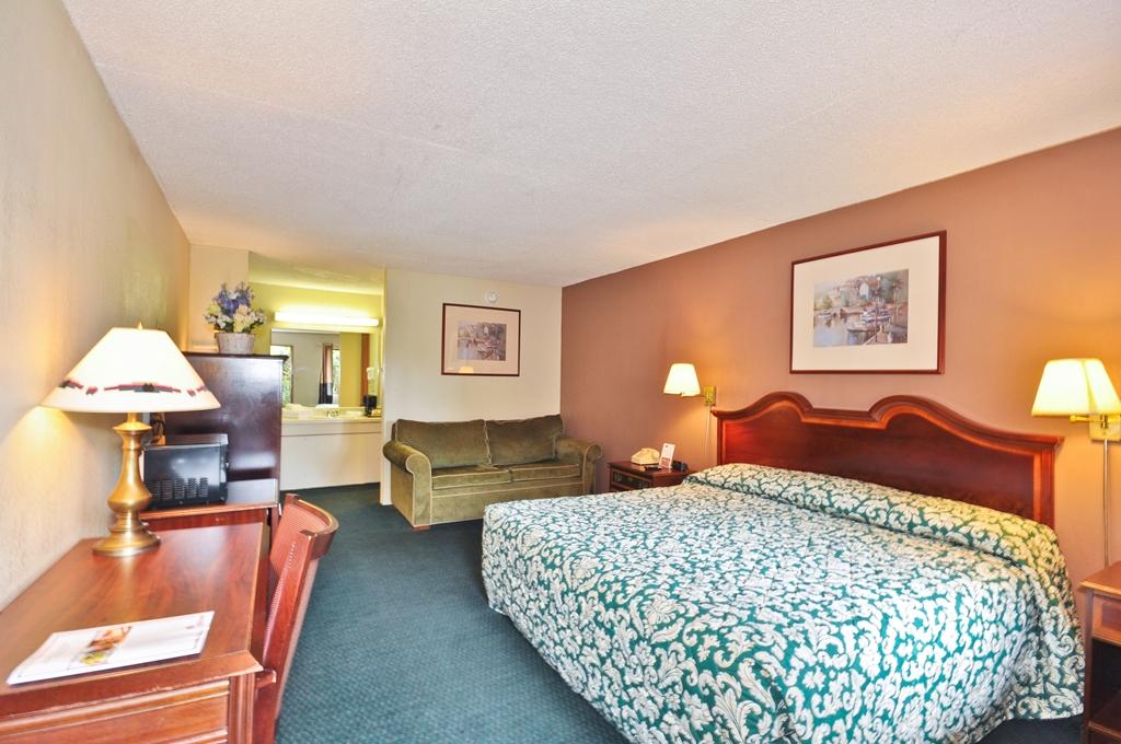 Country Hearth & Marietta 2*