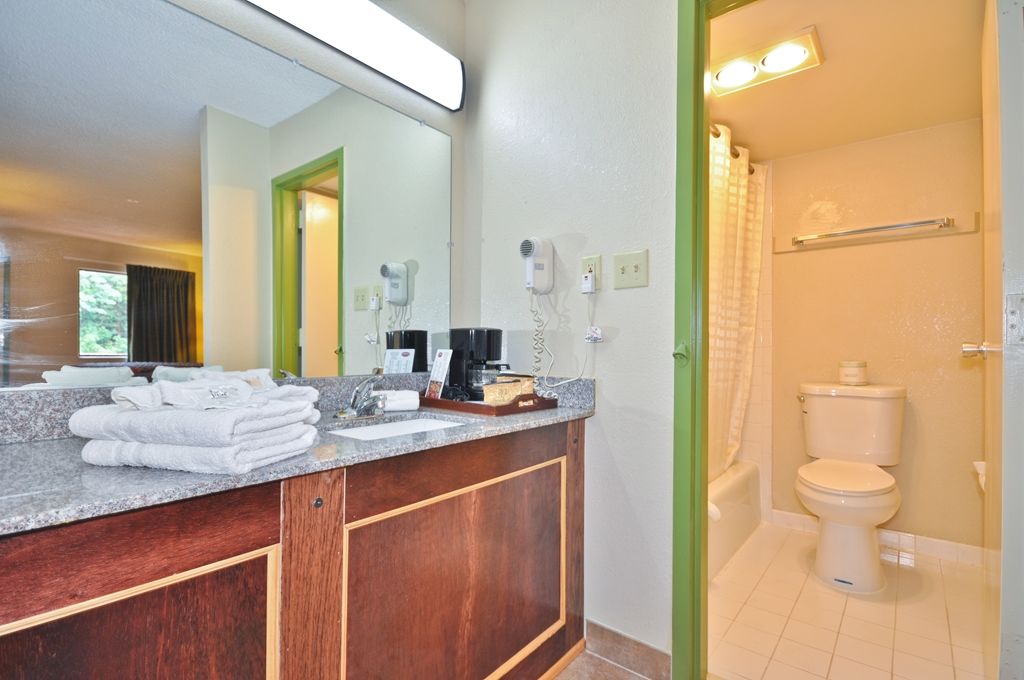 Country Hearth & Marietta Motel
