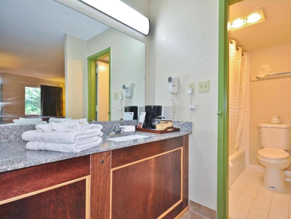Country Hearth & Marietta Motel