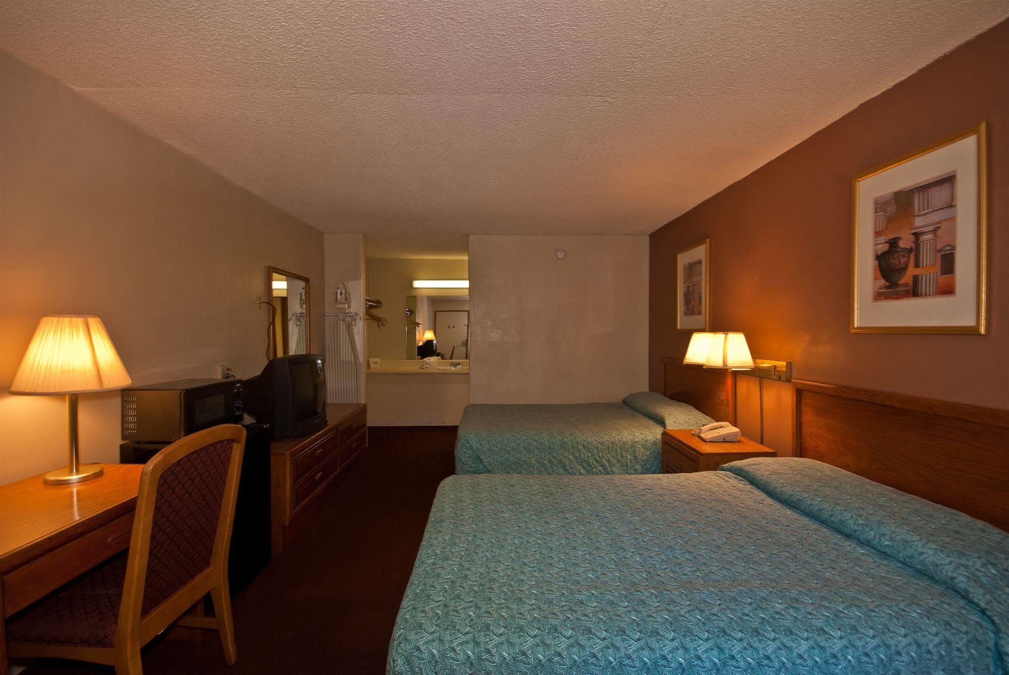 Country Hearth & Marietta Motel 2*